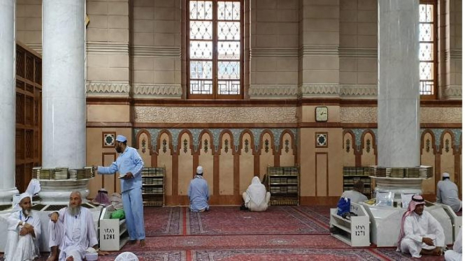 Marbot sedang merapikan Alquran di Masjid Nabawi, Madinah.