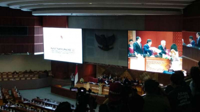 Sidang paripurna DPR terkait amnesti Baiq Nuril, di kompleks parlemen, Jakarta.