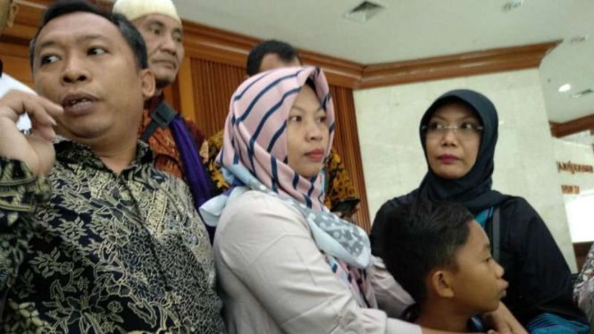 Baiq Nuril, terpidana pidana pelanggaran Undang-Undang tentang Informasi dan Traksaksi Elektronik, usai bersujud syukur di lantai ruang paripurna DPR RI, kompleks Parlemen, Jakarta, Kamis 25 Juli 2019.