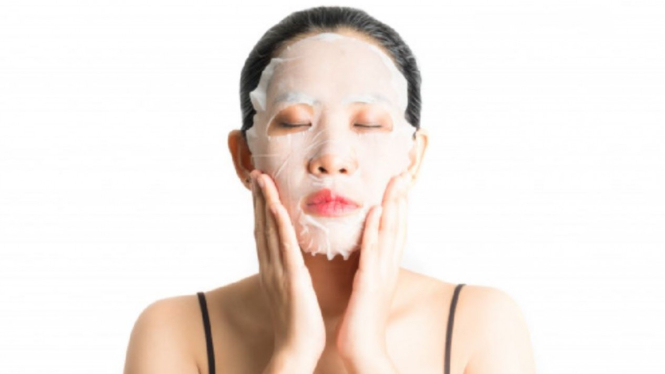 Wanita memakai sheet mask