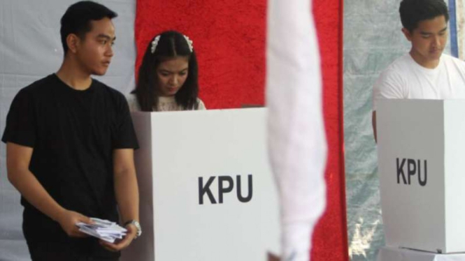 Putra sulung Jokowi, Gibran Rakabuming Raka (kiri), saat di TPS.