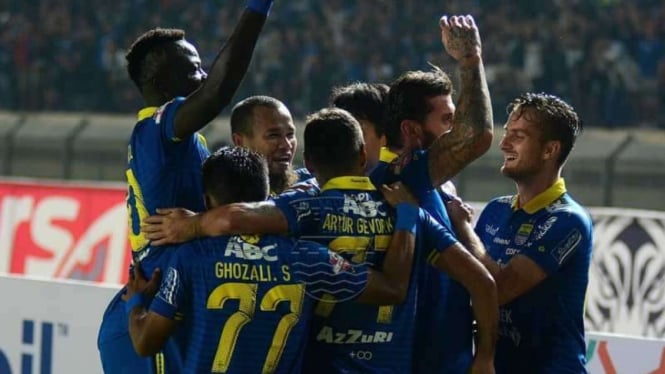 Para pemain Persib Bandung merayakan gol