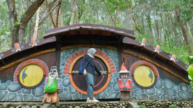 Rumah Hobbit di Songgo Langit