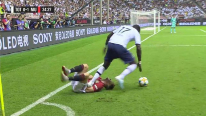Aksi kotor gelandang Tottenham Hotspur, Moussa Sissoko, injak Daniel James