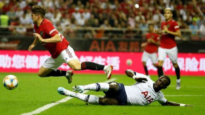 Tekel keras Moussa Sissoko (kanan) kepada pemain Manchester United, Daniel James