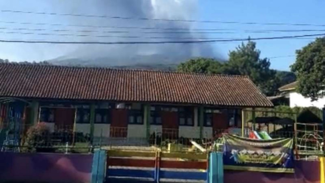 Gunung Tangkuban Perahu di Kabupaten Bandung Barat, Jawa Barat, mengalami erupsi alias meletus pada pukul pukul 15.48 WIB, Jumat, 26 Juli 2019.