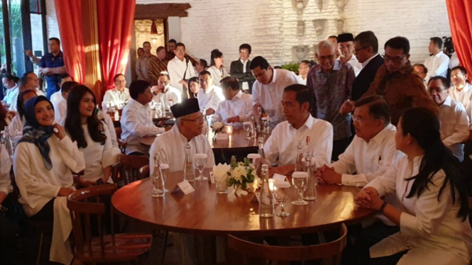 Presiden terpilih, Jokowi, bersama Wapres terpilih KH Maurf Amin dan Wapres Jusuf Kalla, dalam acara pembubarakan TKN Restoran Seribu Rasa, Menteng, Jakarta Pusat. (FOTO: Hasbullah/TIMES Indonesia)
