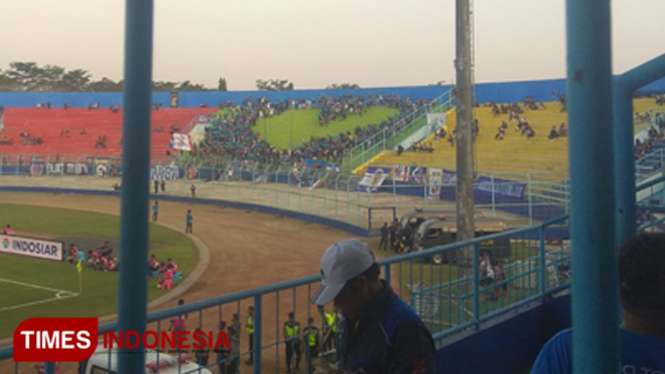 Aksi Aremania di Stadion Kanjuruhan Kabupaten Malang pada Jumat (26/7/2019) (Foto : OVAN SETIAWAN/ TIMES Indonesia)