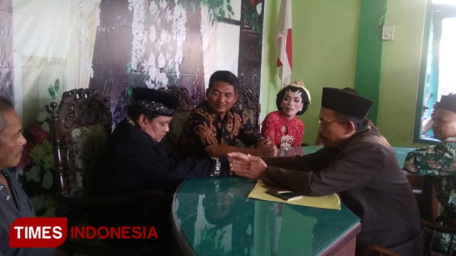 Margono saat ijab kabul di KUA Manguharjo Kota Madiun. (Foto: Pamula Yohar C/TIMES Indonesia)