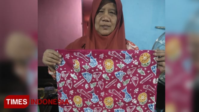 Istiqomah saat memperlihatkan hasil batiknya yang bermotif kota santri dan motif makanan khas Mojoangung. (FOTO: Moh Ramli/TIMES Indonesia)