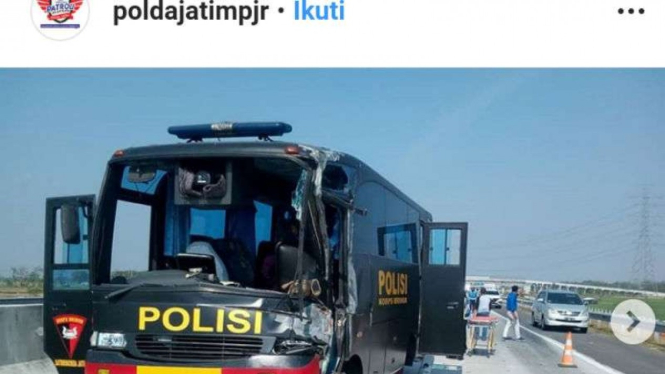 Bus polisi hancur setelah kecelakaan