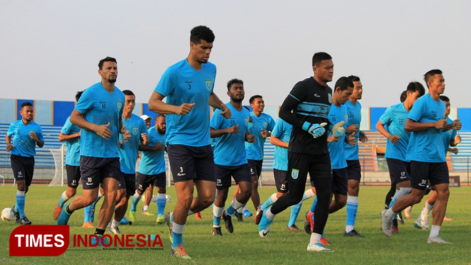 Pemain Persela Lamongan menjalani latihan rutin di Stadion Surajaya Lamongan, Sabtu (27/7/2019). (FOTO: MFA Rohmatillah/TIMES Indonesia)