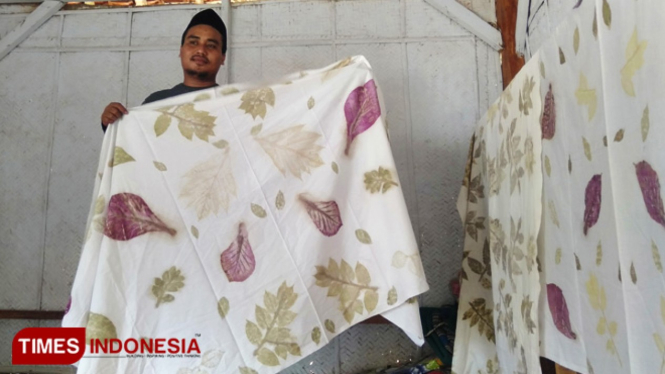 Habibi, menunjukkan Ecoprint hasil produksinya di Dusun Badung Tengah, Desa Badung Pamekasan. (FOTO: Akhmad Syafi"i/TIMES Indonesia)