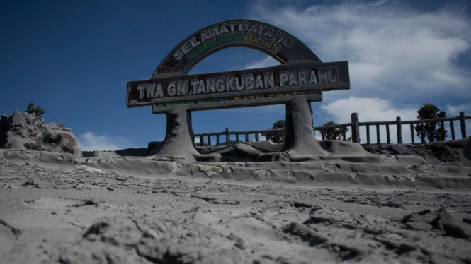 Kondisi pintu Selamat Datang Gunung Tangkuban Parahu yang tertutup abu vulkanik di kawasan wisata Kawah Ratu Tangkuban Parahu, Kabupaten Subang, Jawa Barat, Sabtu (27/07) - ANTARA FOTO/Novrian Arbi