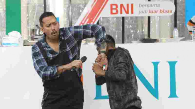 Ketika Jawara One Pride Suwardi Ditantang Masak di Halal Park BNI Fest