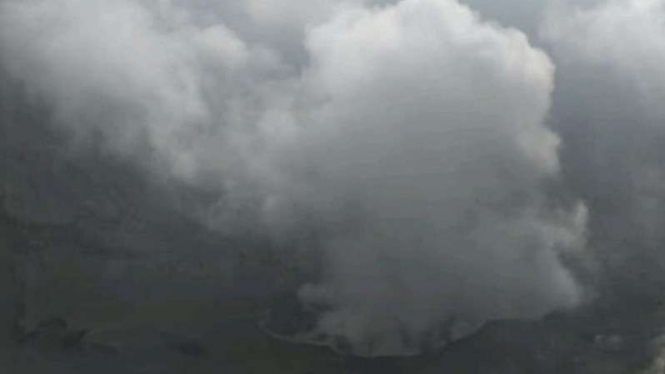 Kepulan asap di puncak Gunung Tangkuban Perahu, Bandung, Jawa Barat.