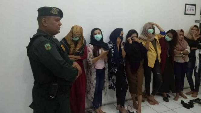 Satpol PP dan WH Aceh mengamankan sembilan wanita di dalam hotel. 