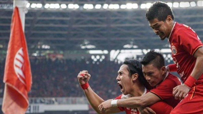 Para pemain Persija Jakarta merayakan gol Ryuji Utomo (kiri)