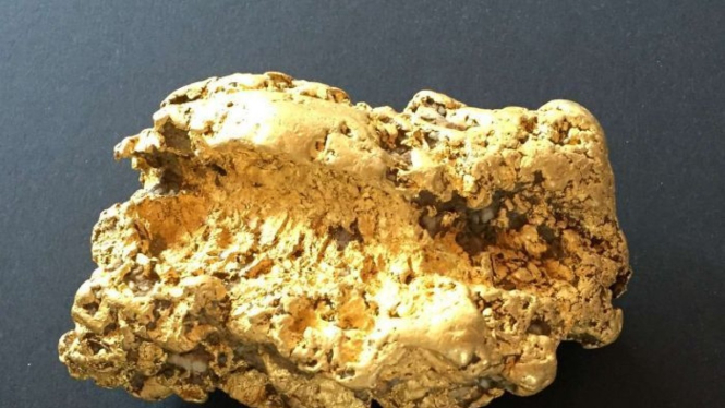 Bongkahan emas seberat 2 kg yang ditemukan seorang pensiunan di padang Ballarat, negara bagian Victoria, Australia.