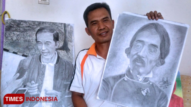 M Yusuf saat memamerkan lukisan sketsa hasil karyanya. (FOTO: Moh Bahri/TIMES Indonesia)