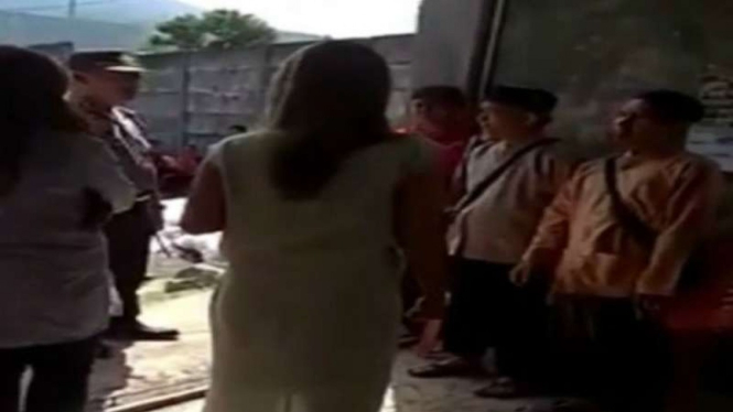 Cuplikan video yang viral saat cekcok terkait pelarangan ibadah di musala Perum Agape, Desa Tumaluntung, Kecamatan Kauditan, Kabupaten Minahasa Utara, Provinsi Sulawesi Utara.