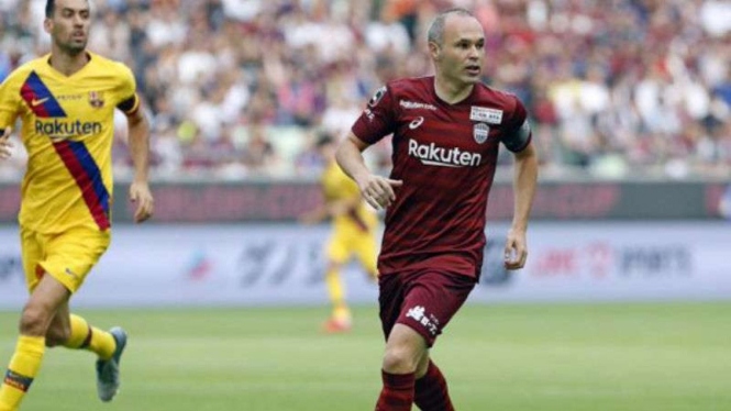 Gelandang Vissel Kobe, Andres Iniesta saat melawan Barcelona.