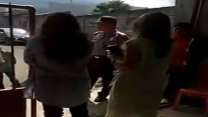 Cuplikan video yang viral saat cekcok terkait pelarangan ibadah di musala Perum Agape, Desa Tumaluntung, Kecamatan Kauditan, Kabupaten Minahasa Utara, Provinsi Sulawesi Utara. 