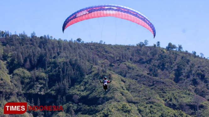 Atlet dirgantara saat menunjukkan kebolehannya di acara Ijen Fun Fly 2019 Bondowoso Jawa Timur. (FOTO: Moh Bahri/TIMES Indonesia).