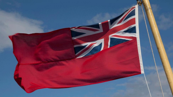 Bendera Red Ensign dikibarkan kapal dagang Inggris di laut.-Getty Images