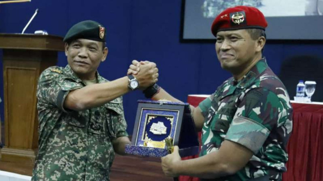 Pimpinan TNI dan militer Malaysia bersalaman dalam penutupan Latihan gabungan TNI dan Tentara Malaysia di Sentul.