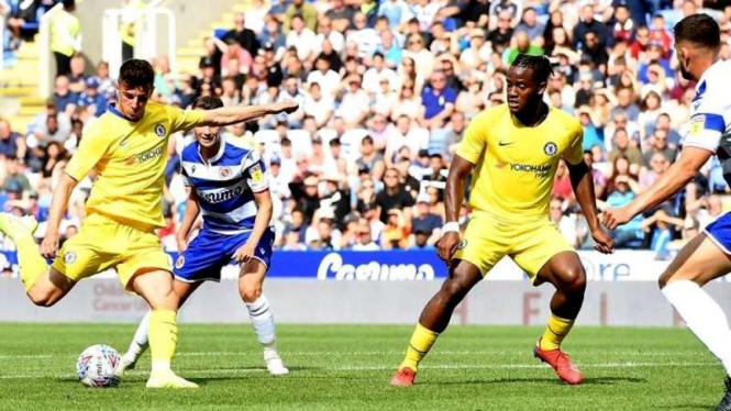 Gelandang Chelsea, Mason Mount (kiri), mencetak gol ke gawang Reading