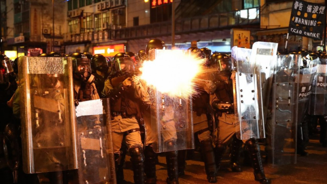 Polisi Hong Kong menembakkan gas air mata dan peluru karet ke arah para demonstran.-EPA