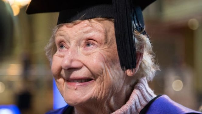 Lorna Prendergast, 90 lulus S2 di bidang Ilmu Lansia dari University of Melbourne.