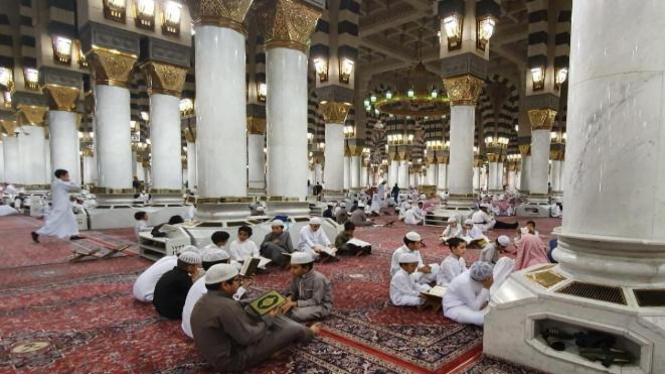 Mengaji Quran di Masjid Nabawi.