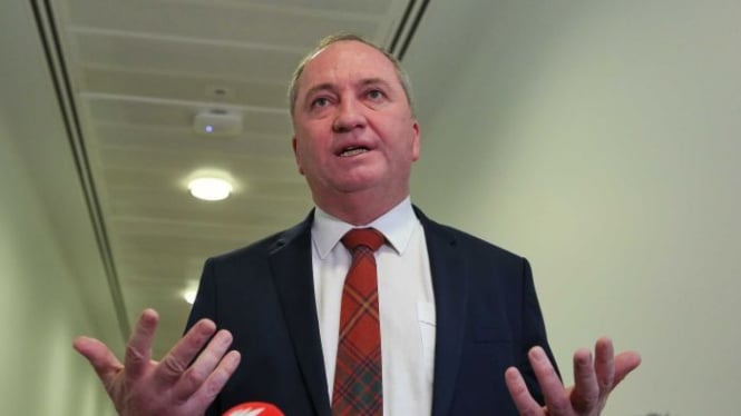 Politisi Australia Barnaby Joyce dari Partai Nasional harus mengklarifikasi penyataannya soal kesulitan hidupnya dengan gaji sekitar Rp 2 miliar pertahun.