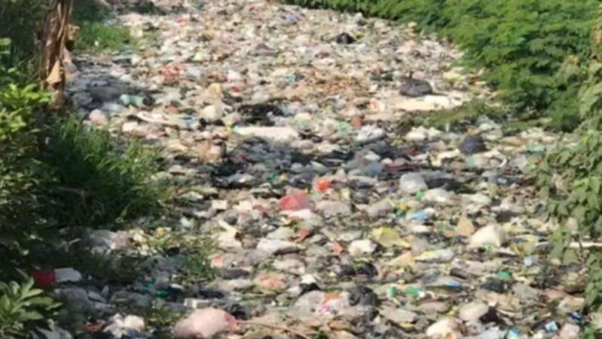 Sampah di Kali Bahagia, Kecamatan Babelan, Kabupaten Bekasi.