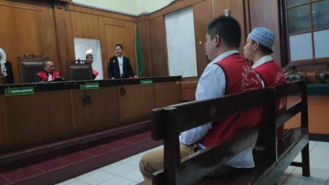 Dua terdakwa penjual komodo dalam sidang di Pengadilan Negeri Surabaya, Jawa Timur, pada Senin, 29 Juli 2019.