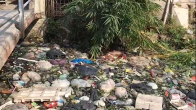 Sampah di Kali Bahagia, Kecamatan Babelan, Kabupaten Bekasi.