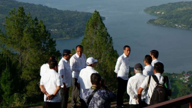 Presiden Joko Widodo mengunjungi Danau Toba, Sumatera Utara.