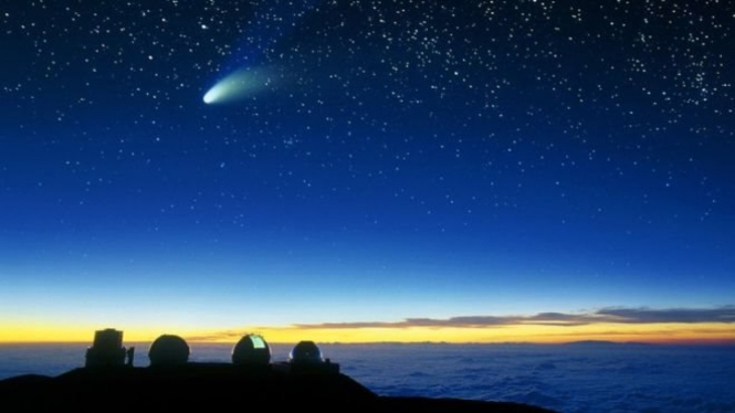 Komet Hale-Bopp terlihat di atas teleskop Mauna Kea. - SCIENCE PHOTO LIBRARY