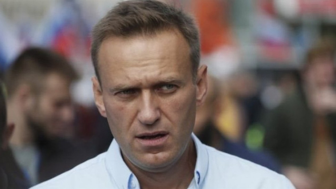 Para pejabat mengatakan Navalny dalam kondisi yang memuaskan, tetapi dokter pribadinya mengatakan dia kemungkinan telah diracuni. - EPA