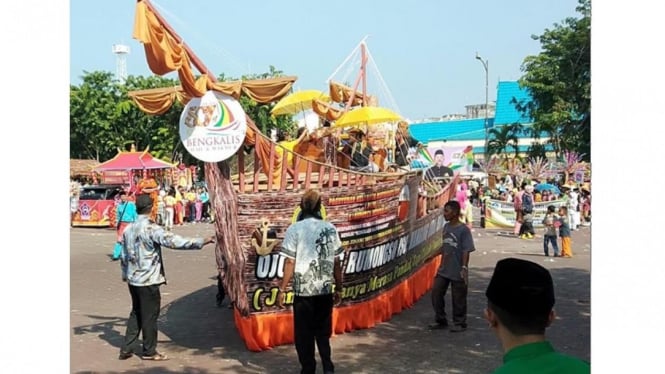 Paguyuban Jawa Menampilkan Kapal Majapahit di Bengkalis, Riau.