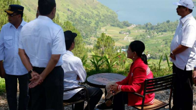 Presiden Jokowi bersama Ibu Negara, Iriana saat Kunjungan Kerja di Kawasan Danau Toba