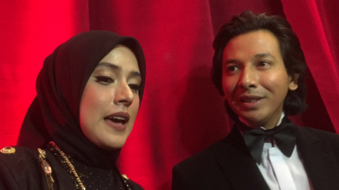 Fairuz A Rafiq dan sang suami.