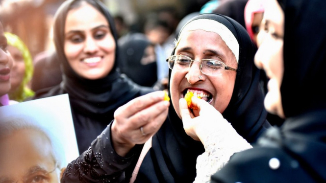 Para perempuan dari komunitas Muslim India merayakan pengesahan Undang-Undang mengenai pemidanaan talak tiga. - Getty Images