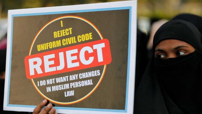 Seorang perempuan Muslim melakukan protes menentang RUU Talak Tiga yang diajukan pemerintah India.