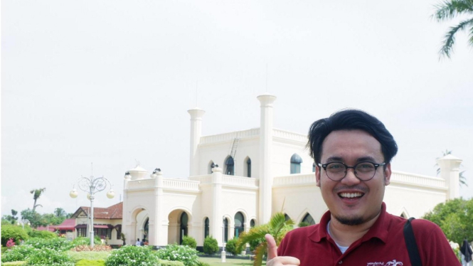 Penulis berpose di halama Istana Kesultanan Siak Sri Indrapura.