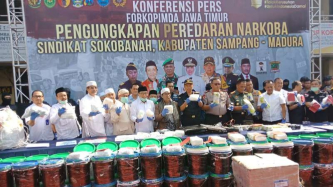 Kepala Kepolisian Daerah Jawa Timur, pejabat Forkopimda, dan ulama merilis kasus narkotika di Polres Pelabuhan Tanjung Perak, Surabaya, pada Rabu, 31 Juli 2019.