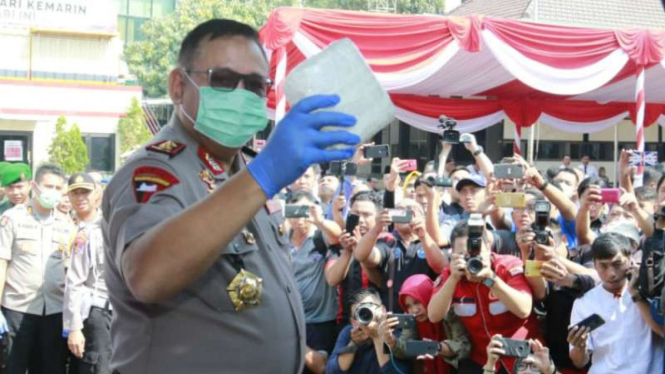 Kepala Kepolisian Daerah Jawa Timur Inspektur Jenderal Polisi Luki Hermawan saat merilis kasus narkotika di Polres Pelabuhan Tanjung Perak, Surabaya, pada Rabu, 31 Juli 2019.