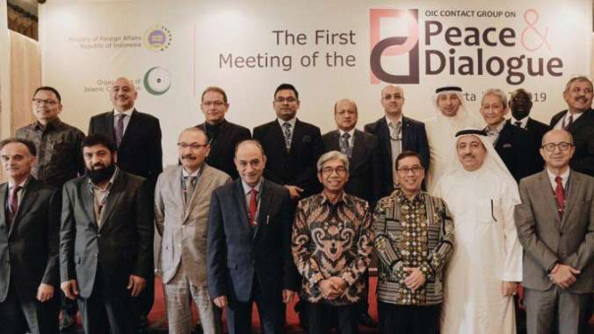 Wakil Menlu RI A.M. Fachir (tengah) bersama para delegasi pertemuan perdana Kelompok Kerja Organisasi Konferensi Islam (OKI) untuk Perdamaian dan Dialog di Jakarta.